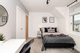 66 Henderson Cres, B