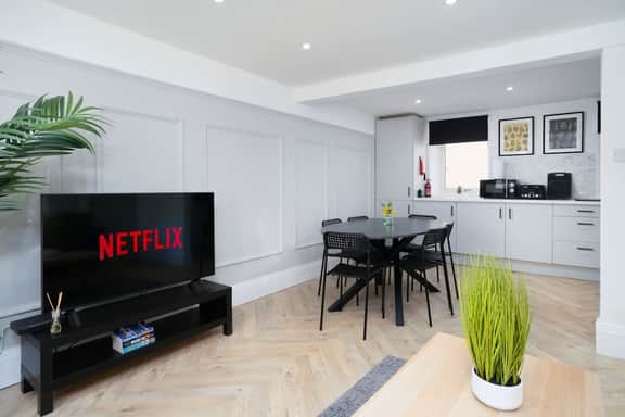16A 1 Hall Place