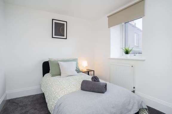 16A 1 Hall Place